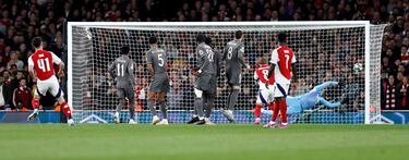 Golazo de Rice de falta directa, desde bastante lejos. El inglés superó la barrera con la rosca por fuera de la barrera, superando la estirada de Courtois.