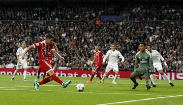 James volvió a empatar el partido. 2-2.