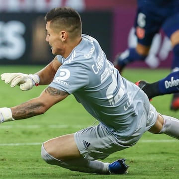 El arquero Cristóbal Campos hizo su estreno en el profesionalismo en un desafío muy complejo, ante Internacional en Porto Alegre por Copa Libertadores en 2020. Los azules cayeron 2-0 y fueron eliminados.