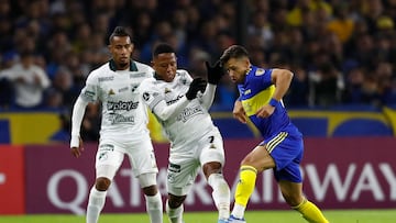 Soccer Football - Copa Libertadores - Group E - Boca Juniors v Deportivo Cali - Estadio Alberto J. Armando, Buenos Aires, Argentina - May 27, 2022 Boca Juniors' Oscar Romero in action with Deportivo Cali's Jhon Vasquez REUTERS/Agustin Marcarian