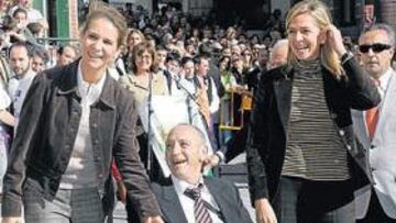 <b>RECONOCIMIENTO PRINCIPESCO. </b>Las infantas Elena y Cristina arroparon a Paquito Fernández Ochoa.