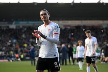 Club: Liverpool | Valor de mercado: 50 millones de euros.
Delantero uruguayo con velocidad y potencia. Ha tenido una temporada irregular en el Liverpool y podr¨ªa estar viviendo sus ¨²ltimos d¨ªas como futbolista del equipo ingl¨¦s. El jugador est¨¢ en la agenda del Atl¨¦tico por si pudiera salir por una ficha inferior a lo que pag¨® el Liverpool en 2022 por el atacante charr¨²a..