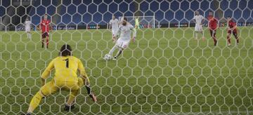 Yann Sommer adivinó y paró el segundo penalti lanzado por Sergio Ramos.