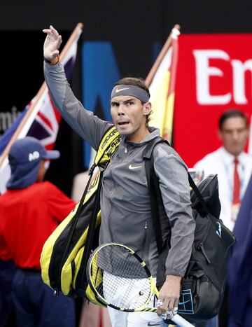 Nadal saluda a los aficionados presentes en la pista. 