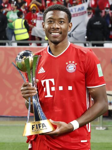 David Alaba posa con el trofeo después de ganar la final de la Copa Mundial de Clubes de la FIFA  en Qatar 