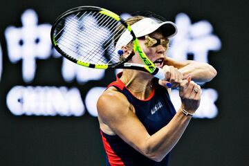 La tenista danesa Caroline Wozniacki devuelve una bola durante el partido contra la tenista suiza Belinda Bencic en el Abierto de China 2018 en el China National Tennis Center en Beijing. 