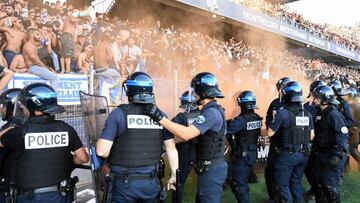 La polic&iacute;a francesa previene la invasi&oacute;n de campo del estadio del Montpellier durante el partido ante el Nimes.