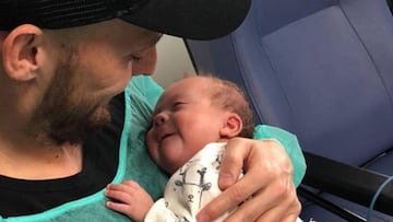 David Silva celebra su tercer t&iacute;tulo de Premier League con un mensaje emotivo junto a su hijo Mateo.