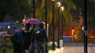 Suspensión de clases por lluvias en Santiago y el resto de Chile: estas comunas no tendrán actividades y cuándo vuelven