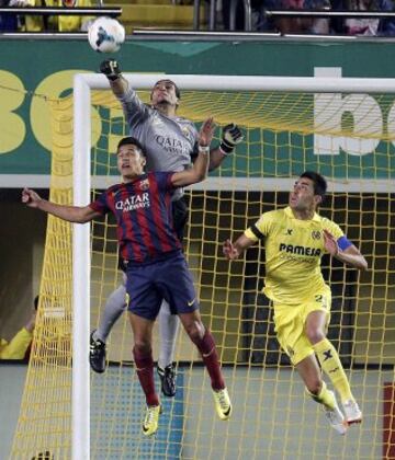 El portero del FC Barcelona Pinto despeja un balón ante su compañero Alexis Sánchez.