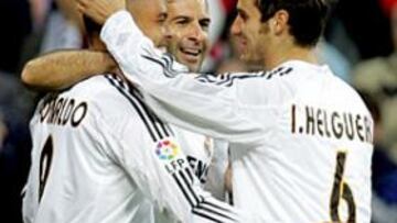 <b>SERIA DUDA. </B>Helguera, que en la imagen felicita a Ronaldo tras el primer gol frente al Albacete, es la gran duda de García Remón para el clásico.