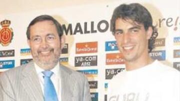 <b>POR FIN ROJILLO. </b>Jordi López fue presentado ayer en Son Moix.