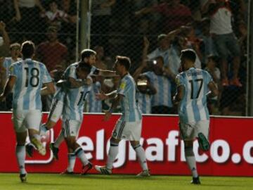 La Selección Argentina venció 3-0 a Colombia en San Juan, resultado que deja a la tricolor sexta en la tabla con 18 puntos.