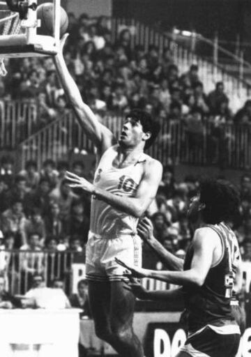 Fernando Martín fue profesional desde 1979 hasta 1989. Militó en el Estudiantes, Real Madrid y en los Portland Trail Blazers (fue el primer jugador europeo de formación no universitaria en entrar en la NBA). Fue 72 veces internacional con España.