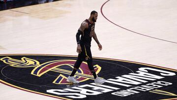 CLD01. CLEVELAND (EE.UU.), 06/06/2018.- LeBron James de Cleveland Cavaliers camina por la cancha, hoy, mi&eacute;rcoles 6 de junio de 2018, tras el tercer juego de las finales de la NBA, en el Quicken Loans Arena de Cleveland, Ohio (EE.UU.). Los Cavaliers disputan hoy contra Golden State Warriors el tercer juego de siete que componen la gran final de la NBA. Los Warriors comandan con los dos primeros partidos ganados. EFE/LARRY W. SMITH/PROHIBIDO SU USO POR SHUTTERSTOCK