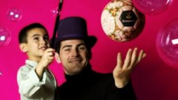 <b>SOLIDARIO.</b> El portero del Real Madrid Iker Casillas volvió a mostrar su lado más humano al ejercer de mago solidario en el Calendario 2009 de la Fundación Abracadabra, junto a otras estrellas como Gemma Mengual.