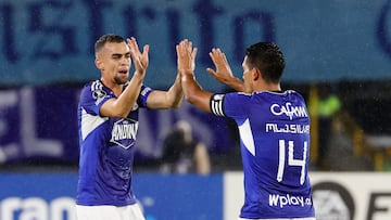 AMDEP2123. BOGOTÁ (COLOMBIA), 08/03/2023.- David Macalister Silva (d) de Millonarios celebra un gol hoy, en un partido de la Copa Libertadores entre Millonarios y Atlético Mineiro en el estadio El Campín en Bogotá (Colombia). EFE/ Mauricio Dueñas Castañeda