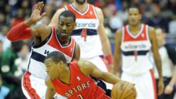 Kyle Lowry, defendido por John Wall, durante un partido en enero de este año.