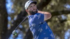 Jon Rahm golpea la bola durante la disputa del Acciona Open de Espa&ntilde;a de Golf en Madrid.