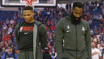 Russell Westbrook y James Harden, antes de un partido de la NBA de Houston Rockets