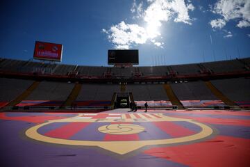 El escudo del Fútbol Club Barcelona sobre el césped del Estadio Olímpico Lluís Companys.