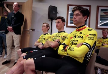 Van Aert, con Kooij y Vingegaard, en el media day del Visma en La Nuca.