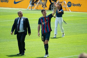 El delantero polaco ha sido presentado en el Camp Nou como nuevo jugador del Fútbol Club Barcelona.