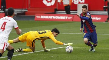 ¡¡SENTENCIA MESSI!! ¡Bono desvió el balón en el primer mano a mano con el argentino, pero el rechace le cayó de nuevo y marcó a puerta vacía!