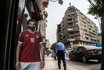 Recorte de cart¨®n de tama?o real del jugador egipcio del Liverpool Mohamed Salah en exhibici¨®n frente a una tienda en el centro de El Cairo.
