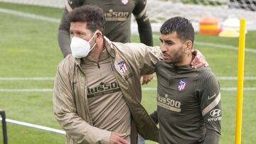 Simeone, junto a Correa en un entrenamiento del Atlético.