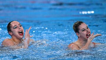 Spain's Alisa Ozhogina Ozhogin and Iris Tio Casas compete in the final of the women's duet free artistic swimming event during the 2024 World Aquatics Championships at Aspire Dome in Doha on February 8, 2024. (Photo by SEBASTIEN BOZON / AFP)