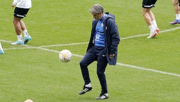 Natxo González, durante el entrenamiento de este jueves en La Rosaleda.