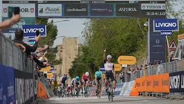 Covi gana la primera etapa del Giro de los Abruzos 2025.