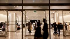 FILE PHOTO: Shoppers walk past a Zara clothes store, part of the Spanish group Inditex, in Las Palmas de Gran Canaria, Spain, December 13, 2022. REUTERS/Borja Suarez/File Photo