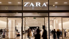 FILE PHOTO: Shoppers walk past a Zara clothes store, part of the Spanish group Inditex, in Las Palmas de Gran Canaria, Spain, December 13, 2022. REUTERS/Borja Suarez/File Photo