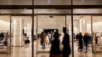 FILE PHOTO: Shoppers walk past a Zara clothes store, part of the Spanish group Inditex, in Las Palmas de Gran Canaria, Spain, December 13, 2022. REUTERS/Borja Suarez/File Photo