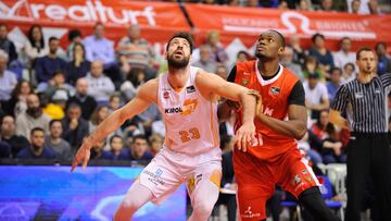 Shengelia ante Tumba durante el partido entre el UCAM Murcia y el Kirolbet Baskonia.