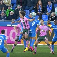 La mano de Ángel en el área que enfurece a todos los béticos y ha provocado la rajada del club