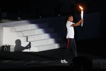 El futbolista Carlos Bacca carga la antorcha de los XXIII Juegos Centroamericanos y del Caribe durante su ceremonia de apertura en Barranquilla.