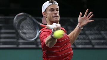 Diego Schwartzman devuelve una bola durante su partido ante Richard Gasquet en el Rolex Paris Masters, el Masters 1.000 de Par&iacute;s.