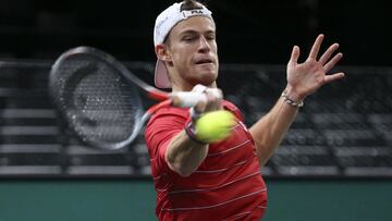Diego Schwartzman devuelve una bola durante su partido ante Richard Gasquet en el Rolex Paris Masters, el Masters 1.000 de París.