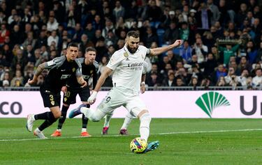 2-1. Karim Benzema de dispone a disparar desde los once metros para marcar el segundo gol.