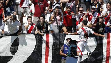 Álex Moreno celebra el gol de la victoria del Rayo.