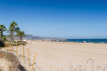 Es una playa extensa y abierta, con más de 1.000 metros de longitud, que destaca por su arena fina, servicios completos y ambiente dinámico. Galardonada con bandera azul, la 'Q de Calidad Turística' y la acreditación EMAS, ofrece zonas de ocio, gastronomía mediterránea sobre la arena y acceso para personas con movilidad reducida. Su cercanía al Aeroclub y al Paseo Marítimo la convierte en un enclave ideal. 