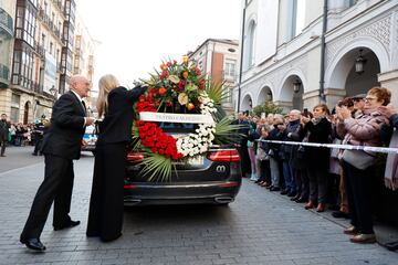 El coche fúnebre llega con los restos mortales de Concha Velasco al Teatro Calderó.