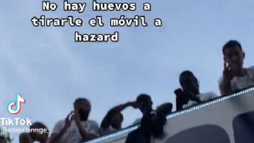 Un fan le tira el móvil a Hazard en la rúa: lo que sucede es sencillamente mágico