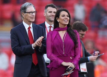 El due?o de los Reds, John W. Henry y su esposa, Linda Pizzuti Henry,  celebran la consecucin del ttulo nmero 20 en el estadio de Anfield tras ganar al Tottenham 5-1.