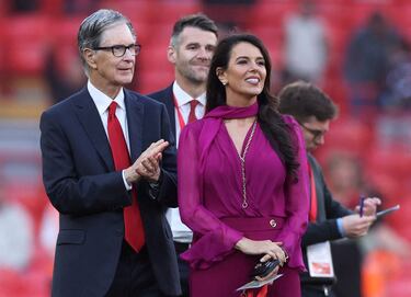 El dueño de los Reds, John W. Henry y su esposa, Linda Pizzuti Henry,  celebran la consecución del título número 20 en el estadio de Anfield tras ganar al Tottenham 5-1.