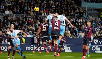 ?lex Pastor hizo de cabeza el 1-1 para el Mlaga CF ante el Levante UD.