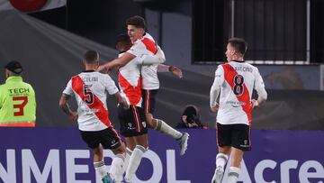 AME844. BUENOS AIRES (ARGENTINA), 19/05/2022.- Jugadores de River celebran un gol contra Colo Colo hoy, en un partido de la Copa Sudamericana entre River Plate y Colo Colo en el estadio Monumental en Buenos Aires (Argentina). EFE/Juan Ignacio Roncoroni
